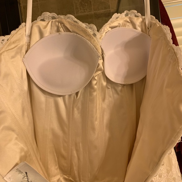 ⭐️ HOST PICK ⭐️Allure Wedding Dress C387 - Picture 9 of 12